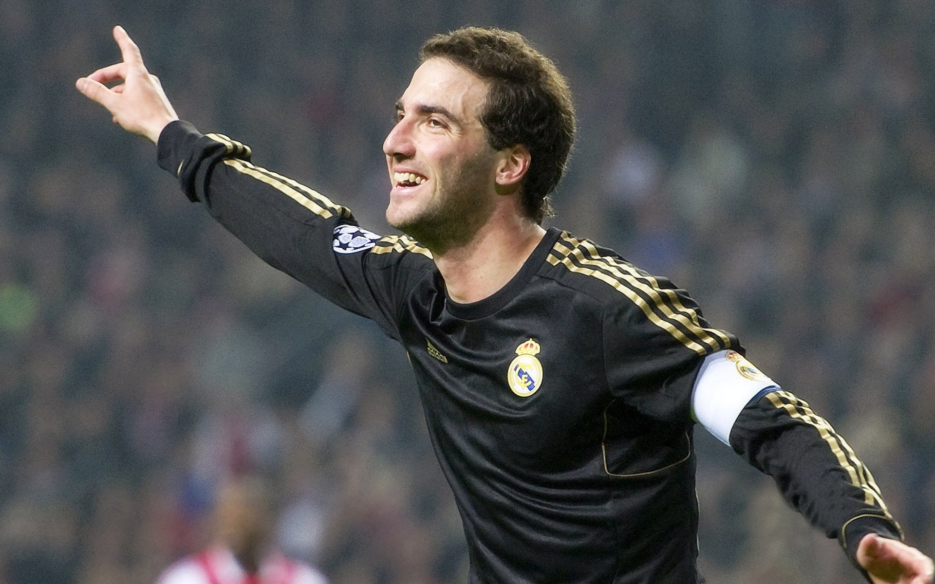 莱万多夫斯基重返赛场，战术调整首场状态出色，DWG观众沸腾！上演精彩一战